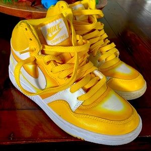 Rare retro Nike dunks. Women 7.